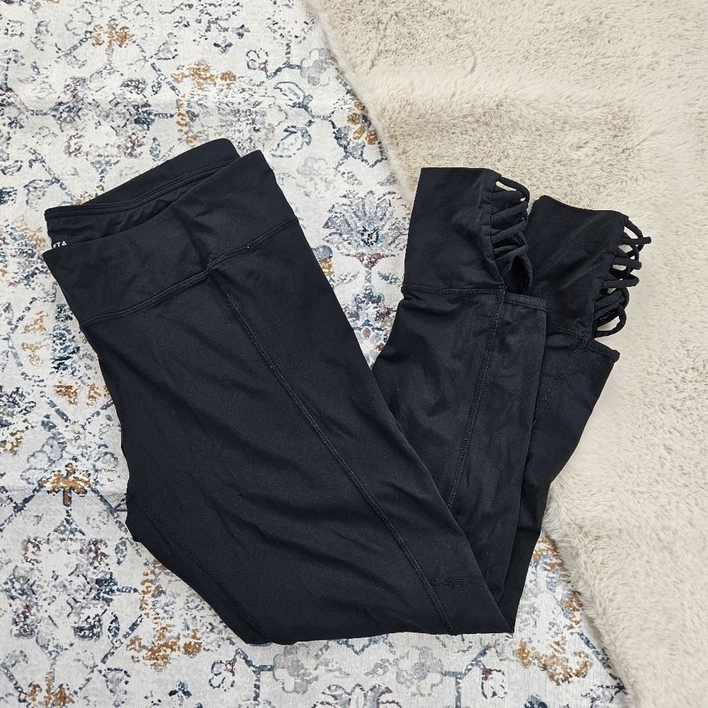 Athleta Solid Black Mind Over Matter Capri Leggin… - image 3